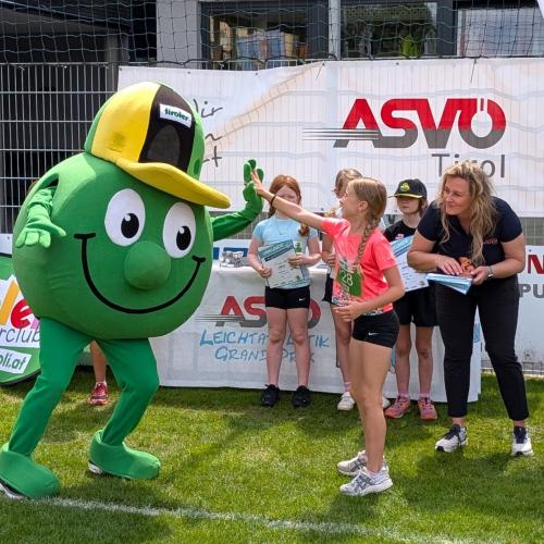 Siegerehrung mit Maskottchen