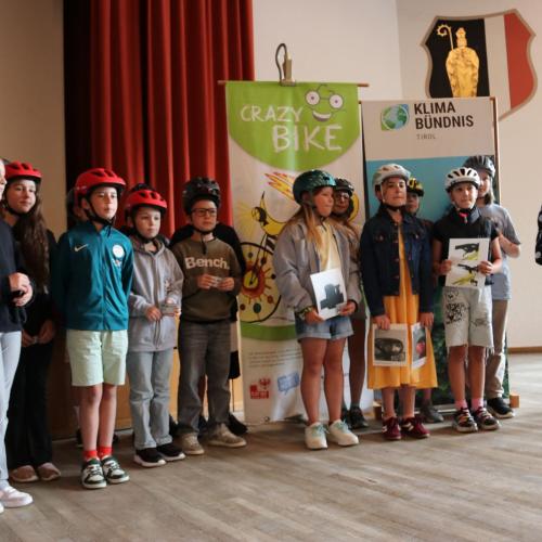 Kinder vorne bei der Siegerehrung