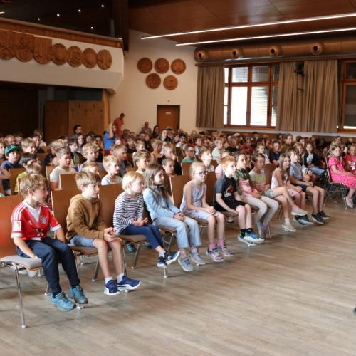 Blick auf den Alpenrosensaal mit den Kindern der VS Westendorf und VS Brixen
