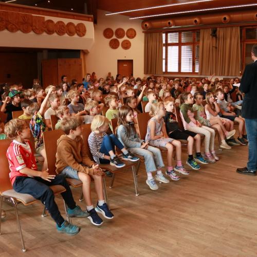 Blick auf den Alpenrosensaal mit den Kindern der VS Westendorf und VS Brixen
