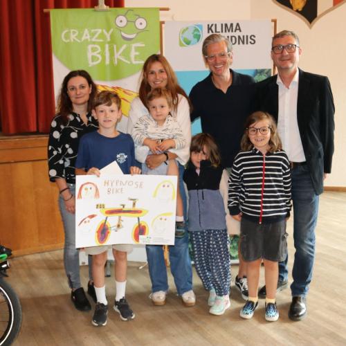 Sieger mit Familie und Lehrerin