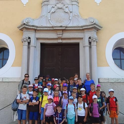 Kinder vor der Kirche in Hopfgarten