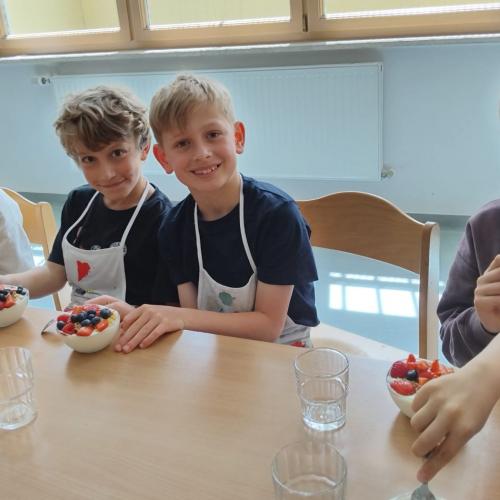 Kinder beim Müsliessen
