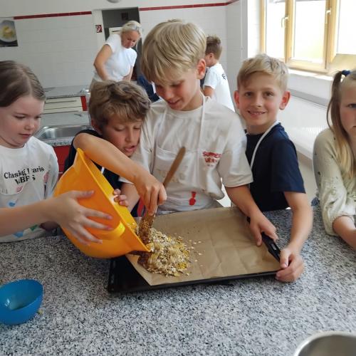 Kinder verteilen Menge auf Backblech
