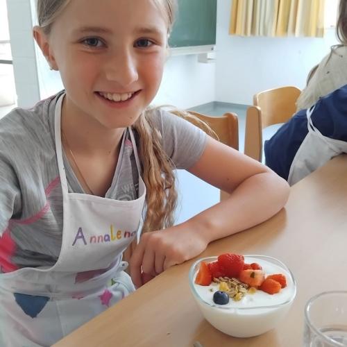 Mädchen vor Müslischüssel