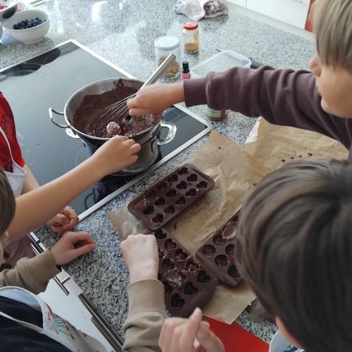 Kinder beim Schokolade Erwärmen