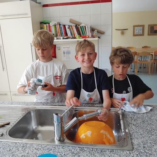 KInder beim Abspülen
