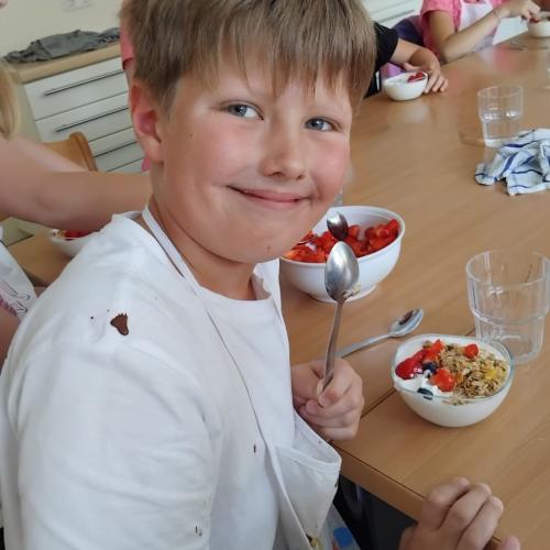 Bub vor Müslischüssel