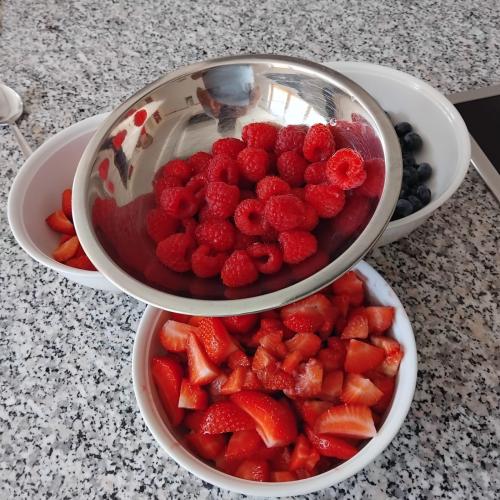 Schüsseln mit Beeren