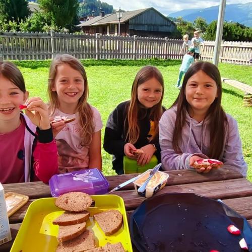 Kinder bereiten Radieschenbrote zu