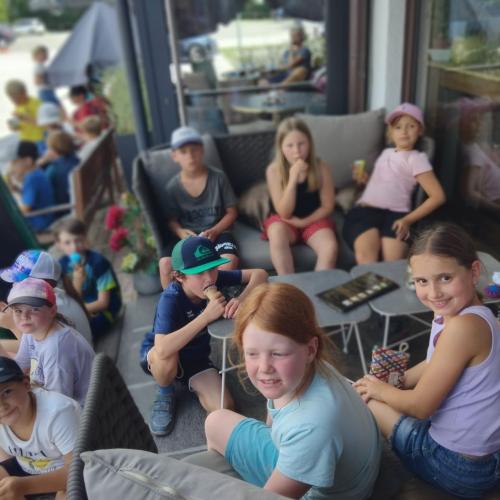 Kinder beim Jausnen