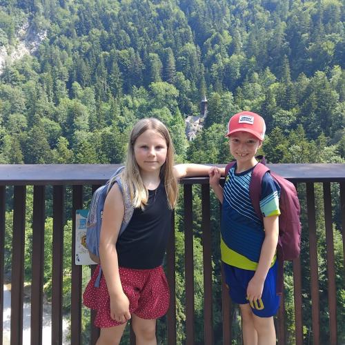 2 Kinder an Aussichtspunkt