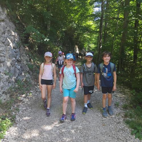 Kinder auf Wanderweg