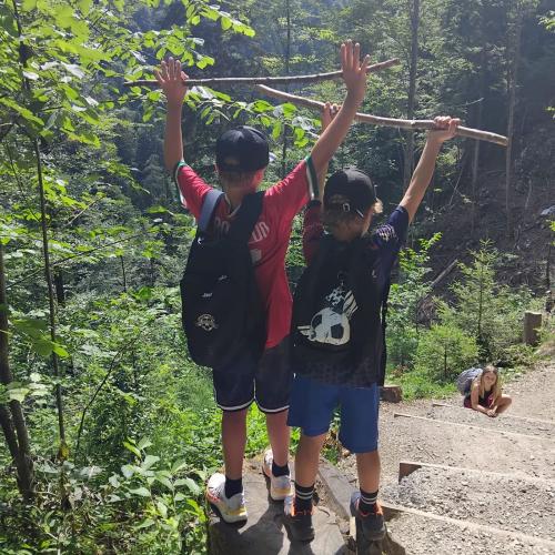 2 Kinder auf Wanderweg
