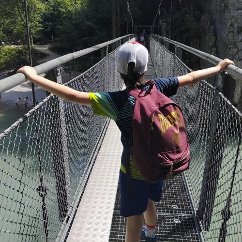 Bub auf Brücke