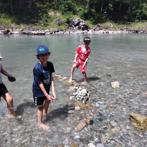 Kinder spielen am Bach