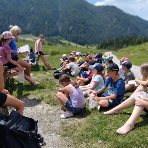 Kinder beim Jausnen