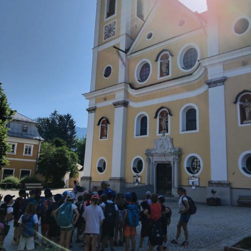 Kinder vor Kirche in St. Johann
