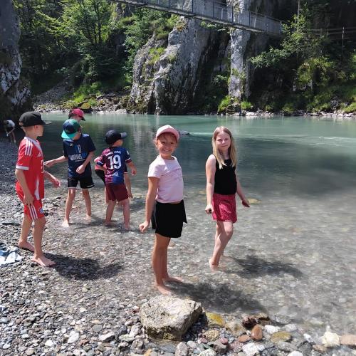 Kinder im Bach