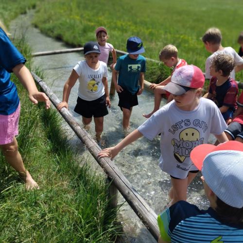Kinder in Kneippanlage