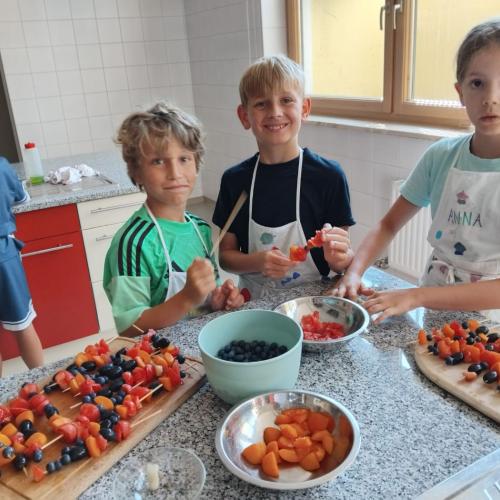 Kinder beim Fruchtspieße machen