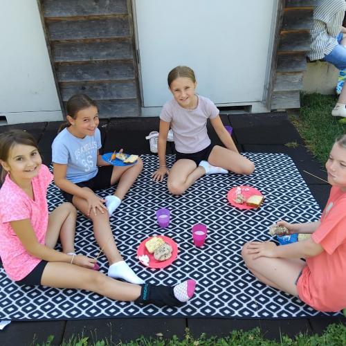 Kinder auf der Picknickdecke
