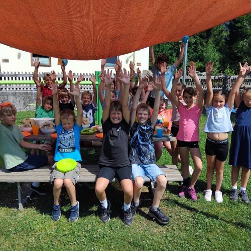 Kinder beim Jausentisch