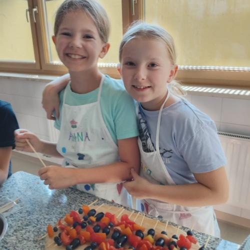 Kinder machen Fruchtspieße