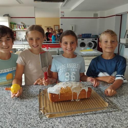 Kinder vor Lavendel-Zitronen-Kuchen