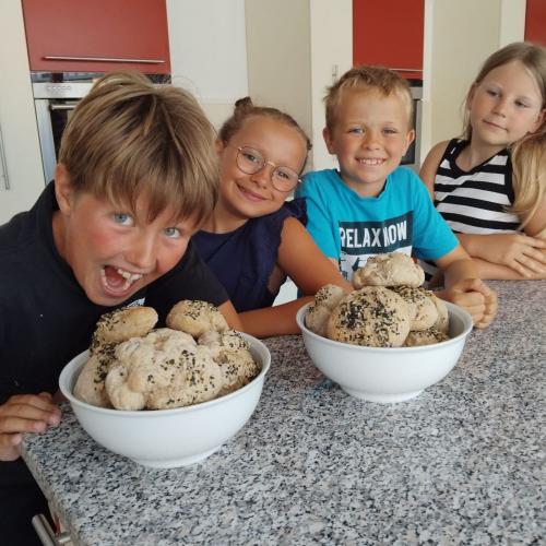 Kinder vor frischen Brötchen
