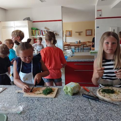 Kinder beim Schnittlauch schneiden