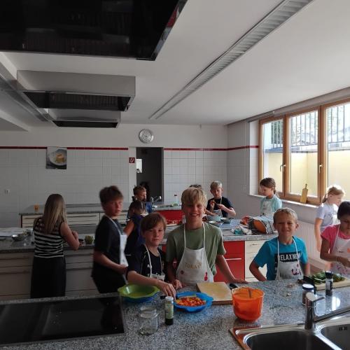 Kinder in der Schulküche