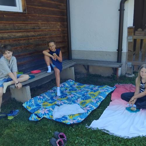Kinder beim Picknick