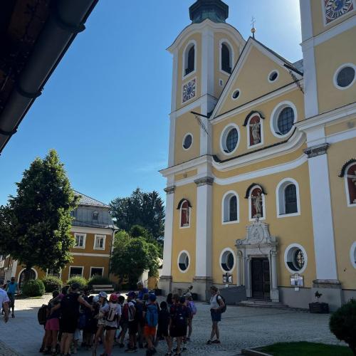 Kinder vor der Kirche in St. Johann