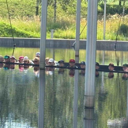 Kinder beim Teich der Kristallwelten