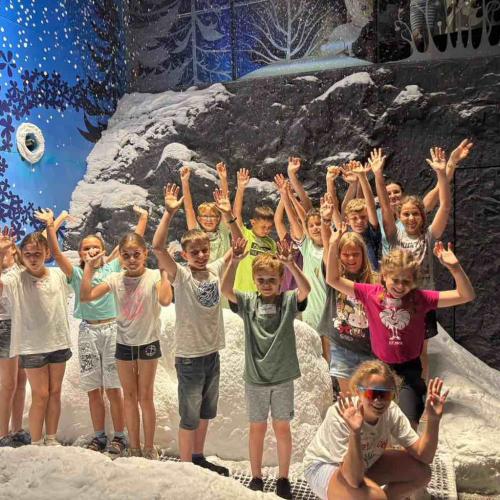Kinder in der Winterlandschaft der Kristallwelten