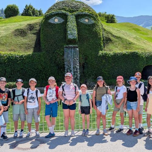 Kinder vor Swarovski-Riesen