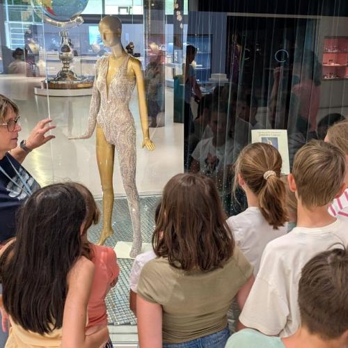 Kinder vor Ausstellung