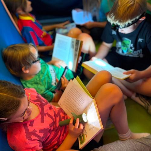 Kinder in der Lesehöhle beim Lesen
