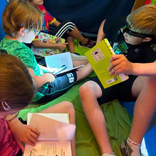 Kinder in der Lesehöhle beim Lesen