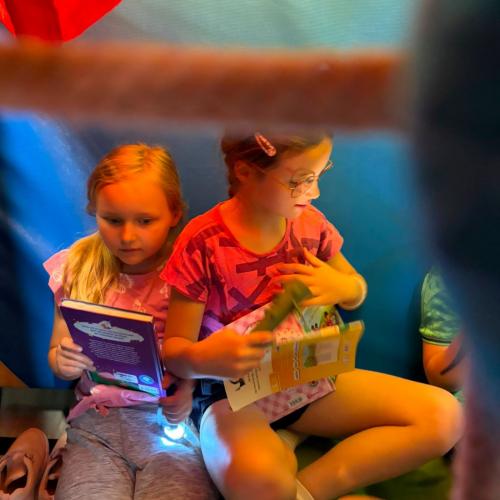 Kinder in der Lesehöhle beim Lesen