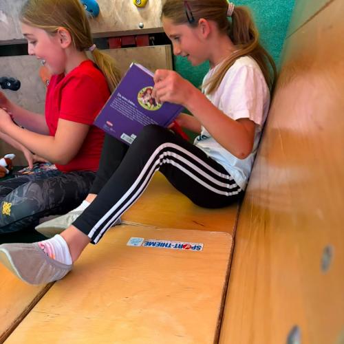 Kinder in der Lesehöhle beim Lesen