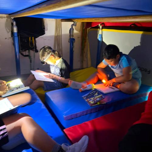 Kinder in der Lesehöhle beim Lesen