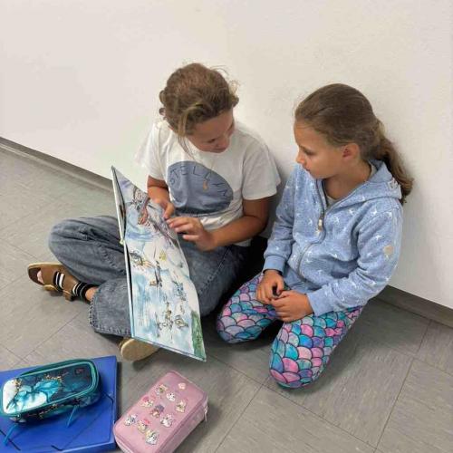 Kind liest Einschreiberkind vor