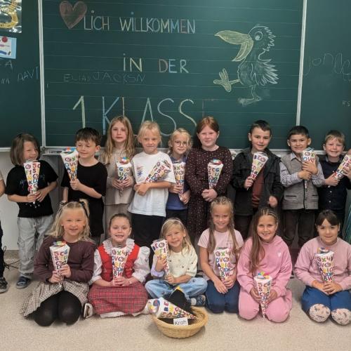 Kinder und Lehrerin der 1a