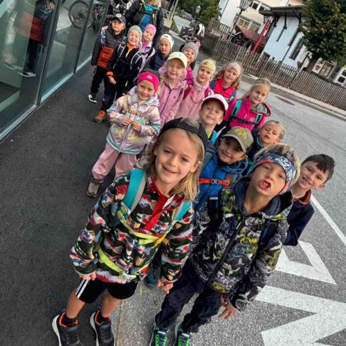 1b bricht zum Wandertag auf
