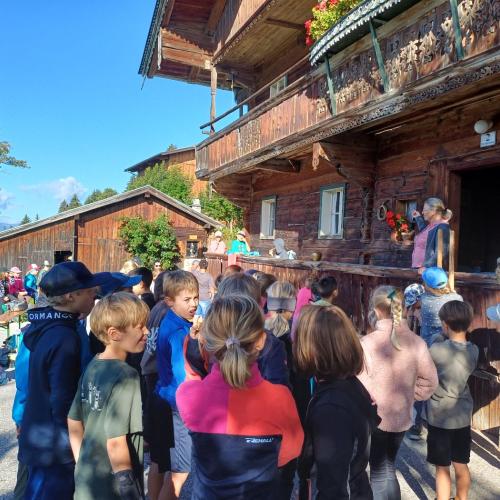 3. Klasse vor dem Thumerhof