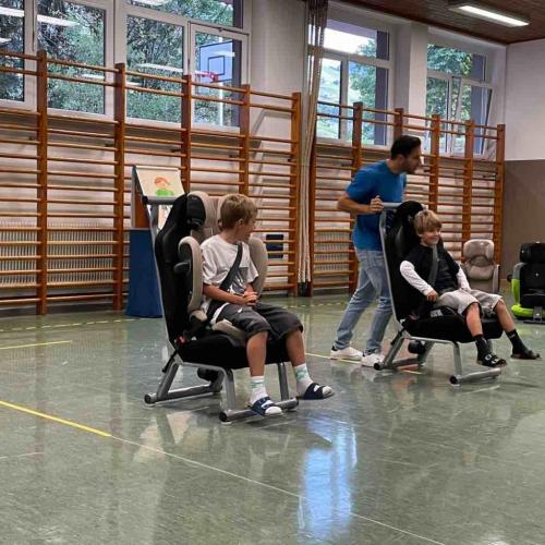 Kinder auf Sitzen im Turnsaal beim CoPiloten Training