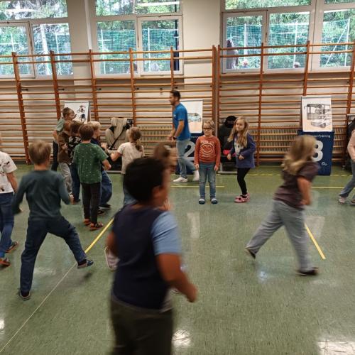 Kinder beim CoPiloten Training laufen im Turnsaal umher
