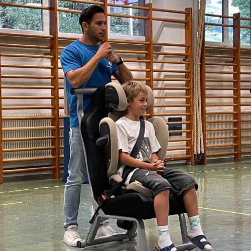 Bub auf Sitz im Turnsaal beim CoPiloten Training